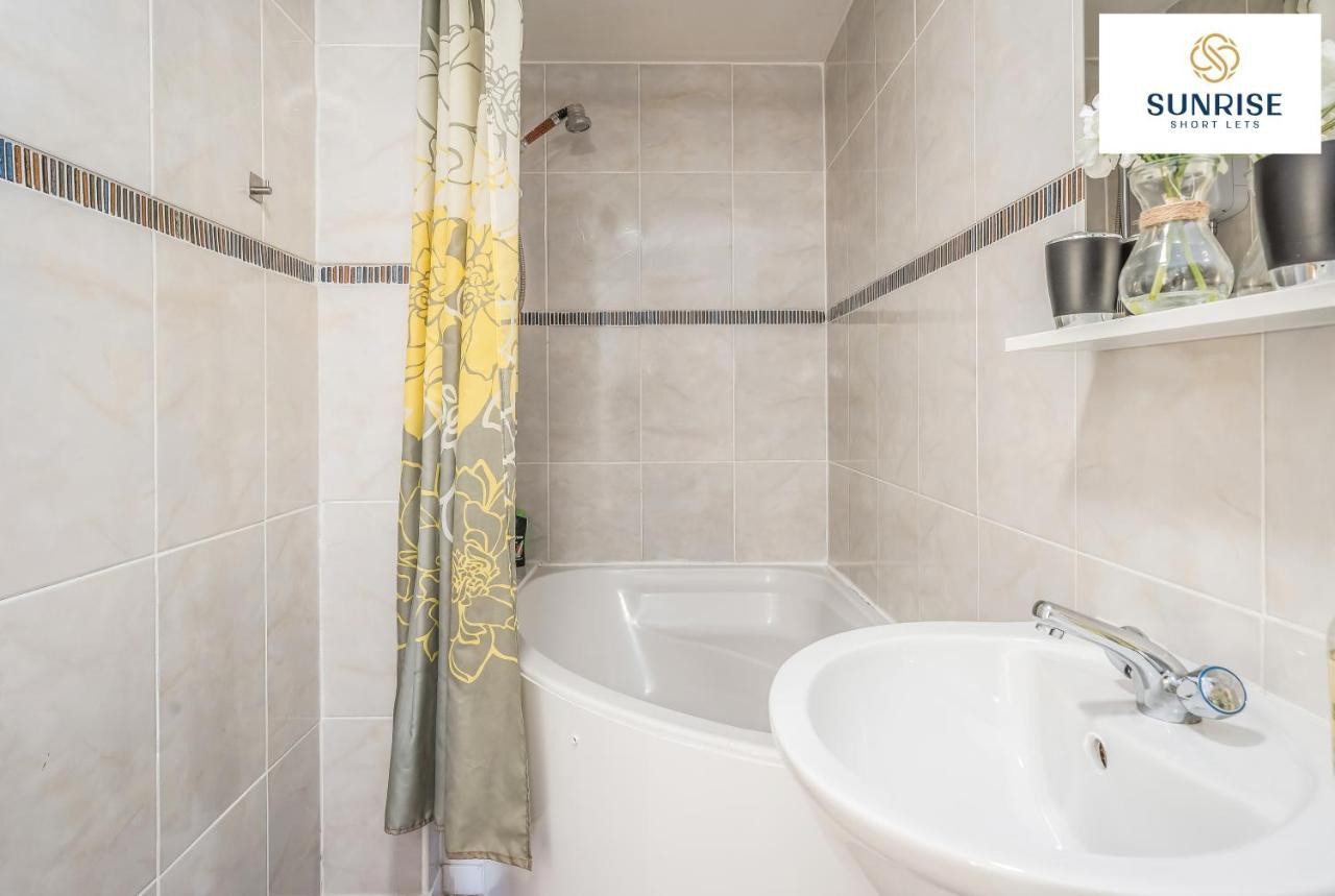 The Law, Has 4 Rooms With Tvs, 2 Bathrooms, Central, Free Parking, Fully Equipped, Contractor And Trades Favourite, 5 Mins To Centre - Long Stays, Invoice And Reduced Price Are Only Via Sunrise Short Lets Dundee Esterno foto