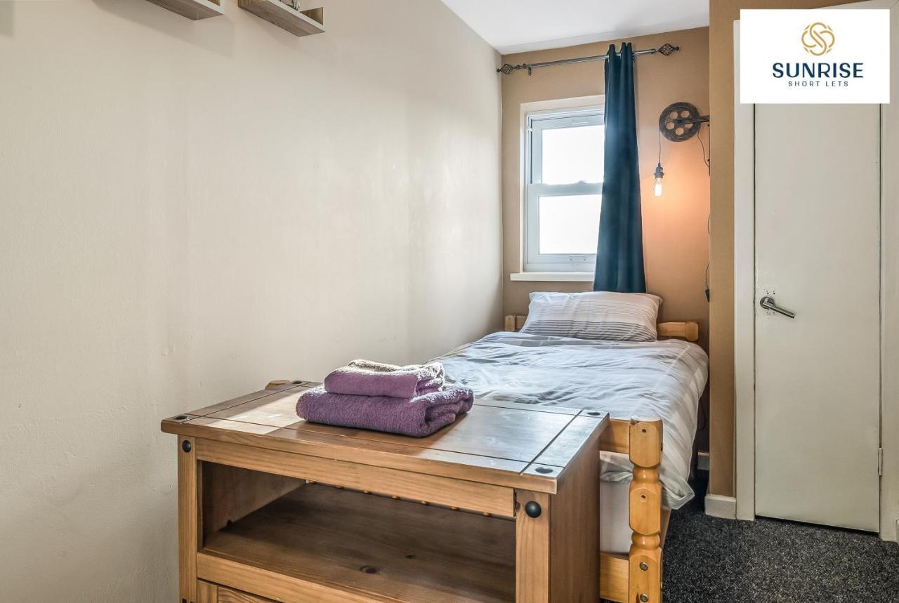 The Law, Has 4 Rooms With Tvs, 2 Bathrooms, Central, Free Parking, Fully Equipped, Contractor And Trades Favourite, 5 Mins To Centre - Long Stays, Invoice And Reduced Price Are Only Via Sunrise Short Lets Dundee Esterno foto