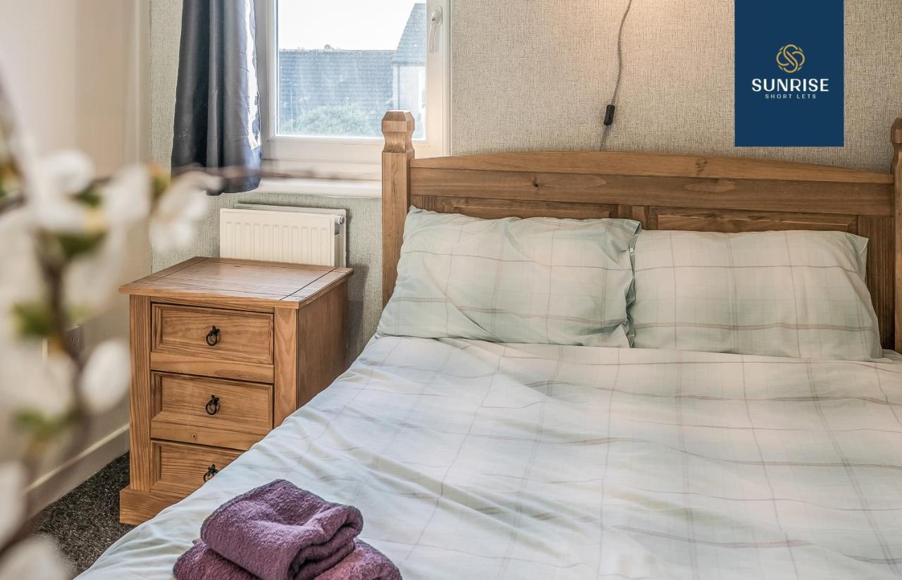 The Law, Has 4 Rooms With Tvs, 2 Bathrooms, Central, Free Parking, Fully Equipped, Contractor And Trades Favourite, 5 Mins To Centre - Long Stays, Invoice And Reduced Price Are Only Via Sunrise Short Lets Dundee Esterno foto